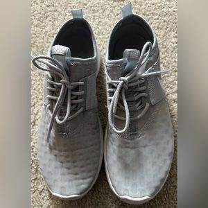 NIKE LADIES TENNIS SHOES/SIZE 7.5 M